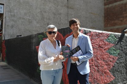 El cònsol major d'Andorra la Vella, Sergi González, i la presidenta de l'Associació de comerciants de Riberaygua i Travesseres, Rosa Pascuet, amb el cartell de la festa