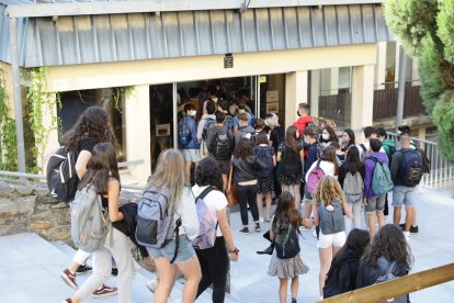 Els alumnes entrant a l’escola.