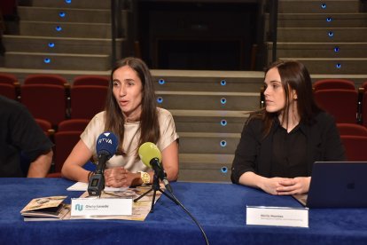 La cònsol menor d'Andorra la Vella, Olalla Losada, i la directora i actriu de l'obra 'Benvinguda a la realitat', Núria Montes