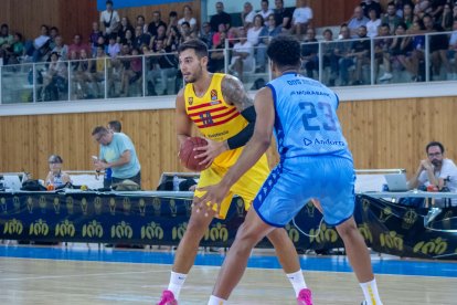 Willy Hernángomez en una acció amb Felipe dos Anjos, ahir.