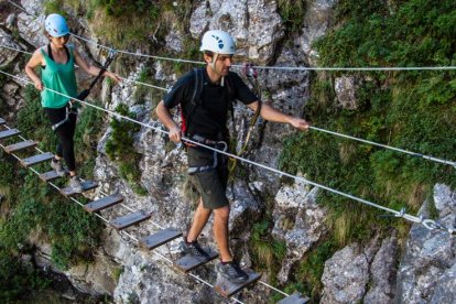 Excursionistes en una via ferrada d’Encamp.