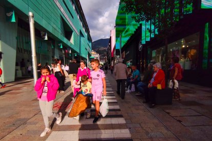 Turistes passejant per Meritxell.