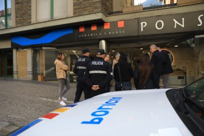 La policia, el saig i els advocats aquest matí a la porta de l'edifici