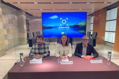 El cap del Departament d'Agricultura del comú, Marc Font,  la cònsol major d’Ordino, Maria del Mar Coma, i el president de la Comissió Nacional Andorrana per a la Unesco, Salomó Benchluch, durant a presentació del II Seminari Reserves de la Biosfera.