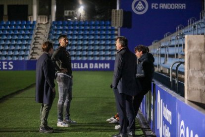 Eder Sarabia conversant amb dirigents del club el curs passat.