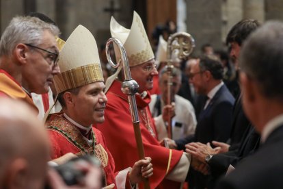 Serrano i Vives saludant a les autoritats al final de la cerimònia