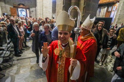 El bisbe coadjutor Josep-Lluís Serrano saluda després de la celebració de l’ordenació.