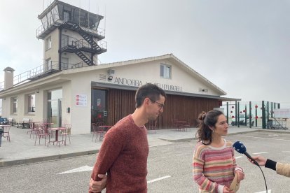 Júlia Leigh Capdevila i Arnau Corberó a l'aeroport