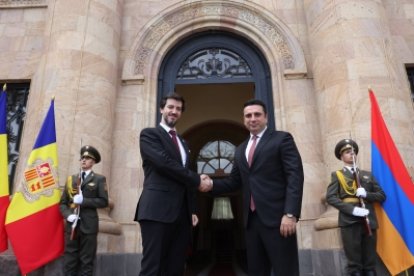 Carles Ensenyat saludant a Alen Simonyan, president de l'Assemblea Nacional d'Armènia.