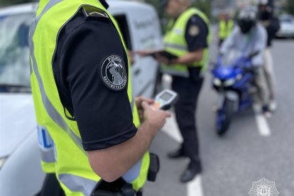 Els agents fent un control d’alcoholèmia.