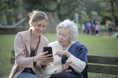 Cada vegada més persones grans s’interessen per l’ús de dispositius