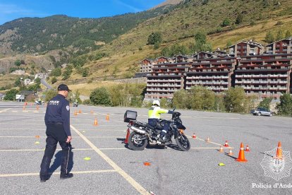 Formació dels motoristes escortes de la policia.