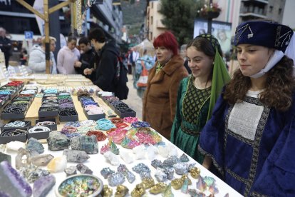 Dues noies amb un vestit medieval en una de les parades del mercat de la fira medieval de Sant Julià