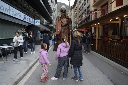 Un grup de noies mirant-se un dels personatges de la desfilada de la vila medieval