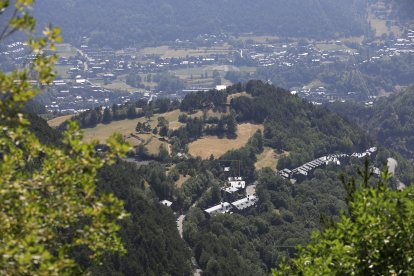 Vista aèria de la Gonarda el 2022, abans de l’inici dels treballs, amb la Massana al fons.