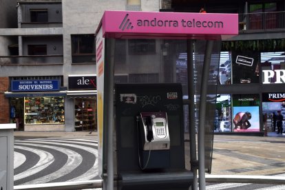 Una cabina telefònica a la capital