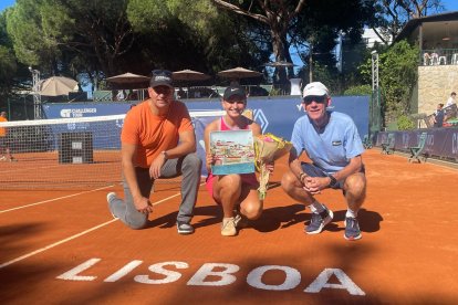 Vicky Jiménez amb el seu pare i l’entrenador.