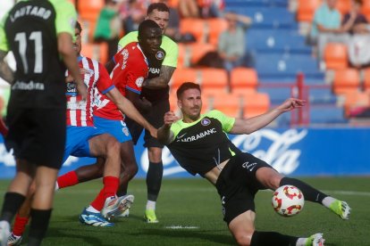 César Morgado en una acció del partit, ahir a Lugo.