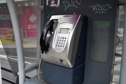 Una de les cabines que encara es poden trobar al centre de la capital.