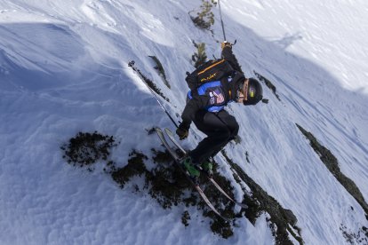 Un esquiador fent freeride a l'estació d'Ordino Arcalís