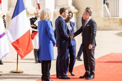 Salutació d’Espot i Macron.