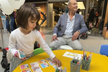 Una nena participant al taller infantil organitzat per FEDA.