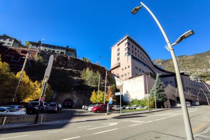 Aparcament sota el túnel del Pont Pla on s’aixecarà l’edifici d’ampliació de l’hospital.