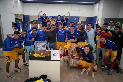 Els jugadors de l’FC Andorra celebren la victòria contra el Real Unión al vestidor, diumenge.