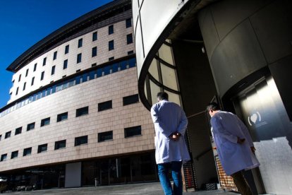 Uns professionals sanitaris a la terrassa de l’hospital.