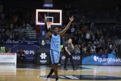 Jerrick Harding celebra una de les cistelles del MoraBanc al partit d’ahir.