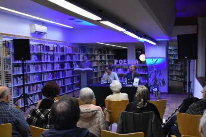 Un instant de la primera entrevista literària amb l'editor Oliver Vergés i l'escriptor Toni Sala a la biblioteca d'Encamp.