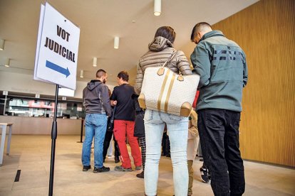 Ciutadans fent ús del vot judicial.