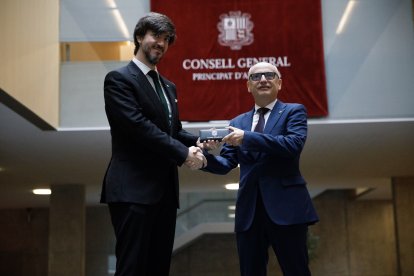 El ministre de Finances, Ramon Lladós entrega el pressupost al síndic general, Carles Ensenyat, aquest matí