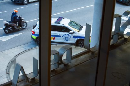 Un vehicle de la policia porta el jove del CBD des de la presó a la Seu de la Justícia