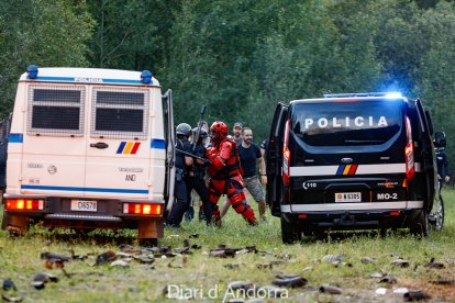 Dos furgons antiavalots de la policia