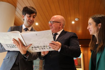 Els cònsols d'Andorra la Vella amb Duarte Nuno en la seva visita al comú de la capital