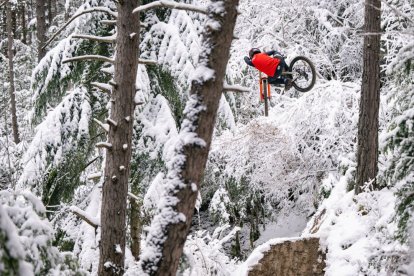 Un ciclista al bike park a l’hivern.