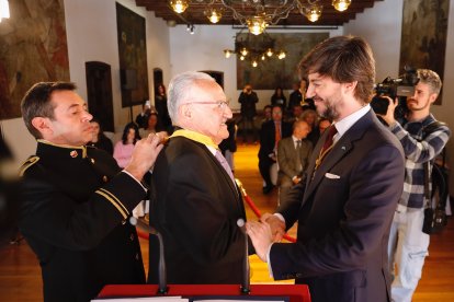 El síndic general, Carles Ensenyat, ha condecorat amb la Creu dels Set Braços a l’exsíndic general Albert Gelabert