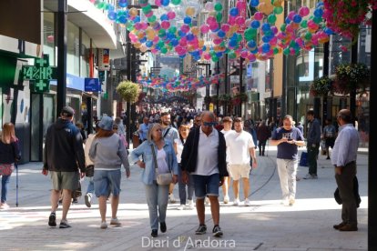 Turistes al centre d’Andorra la Vella.