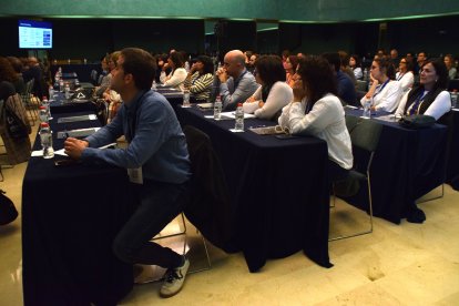 Assistents a la primera conferència de les XXXIII Jornades de la Societat Catalana de Malalties Infeccioses i Microbiologia Clínica, que se celebren a l'Hotel Roc Blanc.