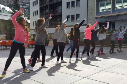 Alumnes participant en la classe magistral de zumba durant la primera edició.