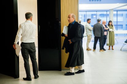 Clavera accedint a la sala el primer dia del judici.