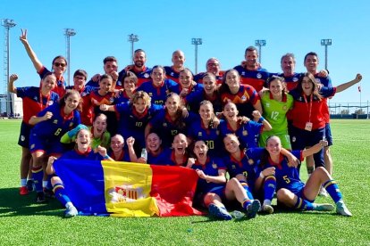 La selecció celebra la victòria.