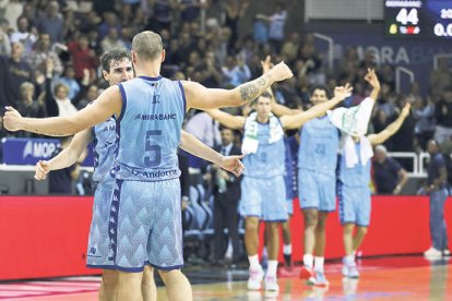 Els jugadors celebren el triomf, el tercer de la temporada.