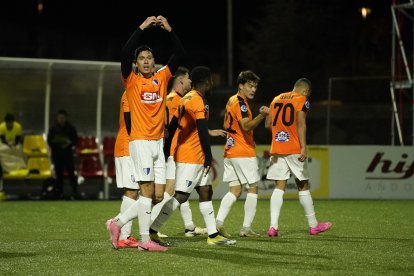 Camilo celebra l’1-1 de l’Inter.