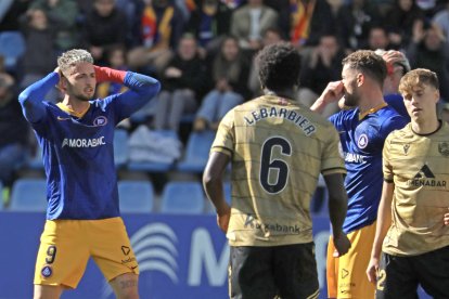 A l’esquerra, el davanter de l’FC Andorra Manu Nieto es lamenta d’una ocasió perduda, ahir a l’Estadi Nacional.