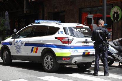 Un agent de la policia i el seu vehicle.