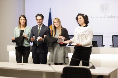 Cristina Pérez, Guillem Casal, Mariona Cadena i Isabella Vargas amb els productes reutilitzables de la campanya sostenible