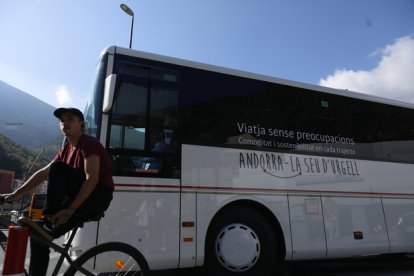 Un bus que fa el trajecte a la Seu d’Urgell.