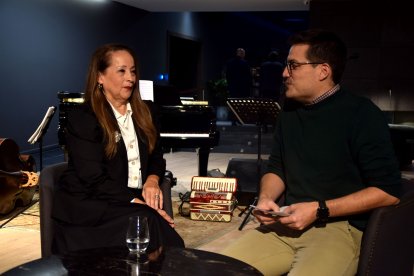 La cantant Perla Batalla i el codirector de la Temporada, Jordi Sabata, durant la presentació del concert